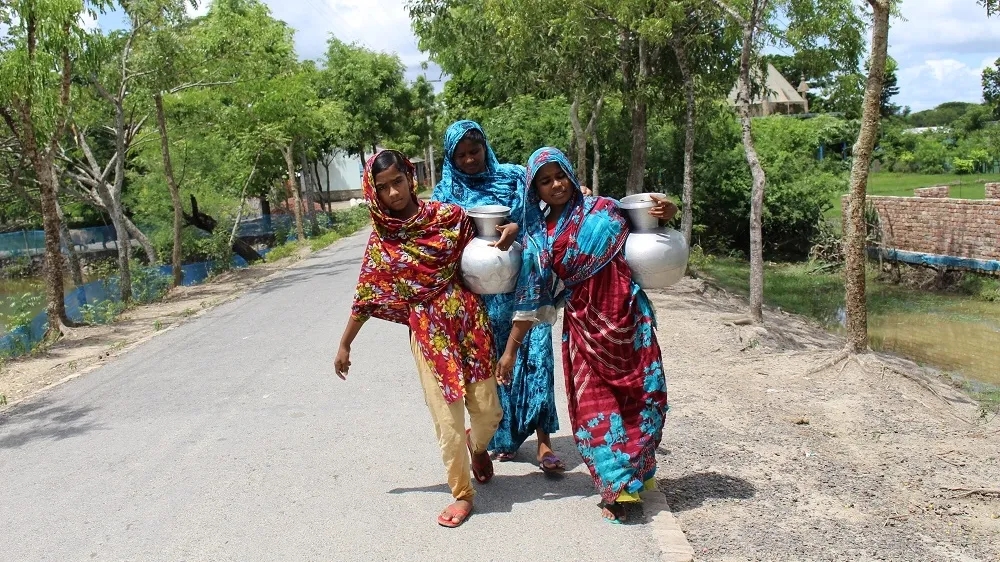 Bangladesh Women in Search of Water Resources(1)