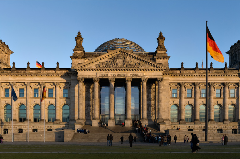 Reichstagsgebäude (Berlin) kurz vor herbstlichem Sonnenuntergang